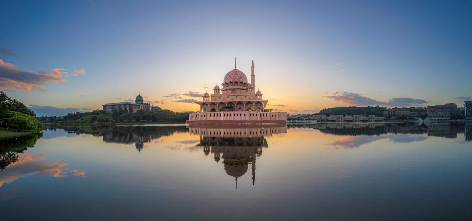 Masjid va uning atrofidagi manzara